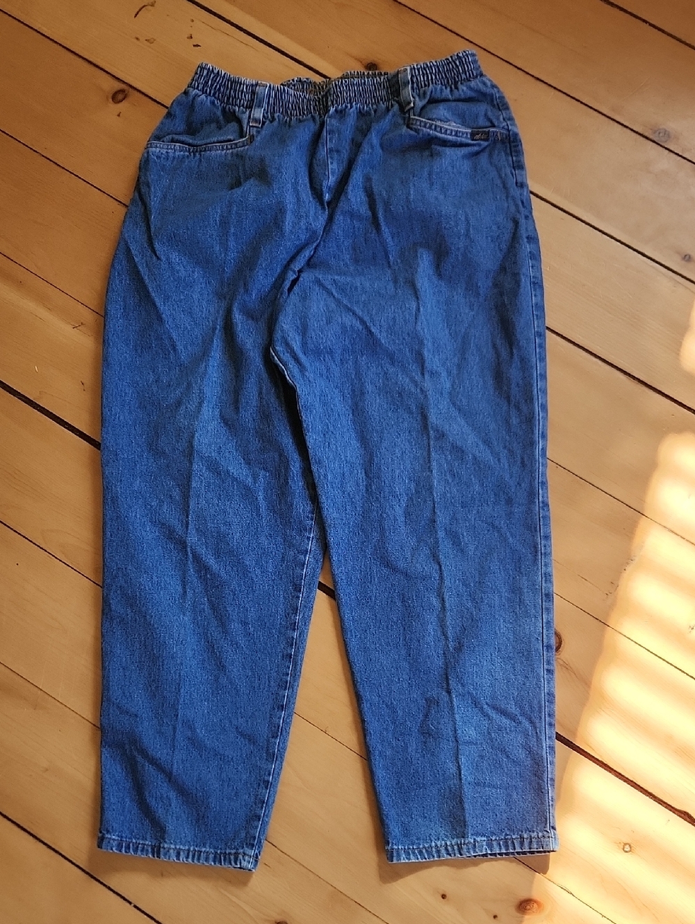 chic Women's Straight-Leg Jeans in Blue Wash